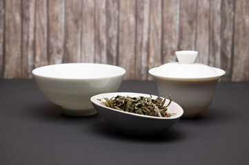 Teeschale und Gaiwan vor Holzhintergrund, tee, tea, chai, 茶