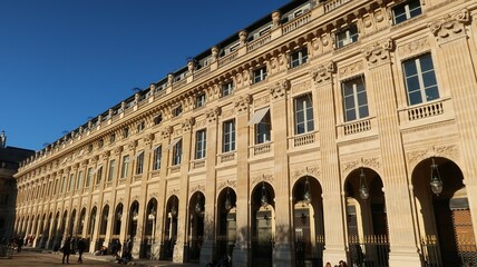 Palais-Royal, façade de la galerie de Beaujolais, célèbre monument d’architecture néoclassique dans la ville de Paris (France)