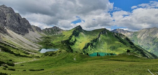 Fototapeta premium Traualpsee und Lache in den Tannheimer Bergen, Tirol, Österreich