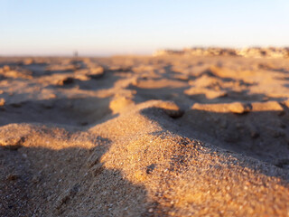 Sable aux couleurs du coucher de soleil sur la plage de Deauville en Normandie