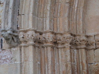 capiteles de la portalada de la iglesia gótica de san francisco con representación vegetal, montblanch, tarragona, españa, europa
