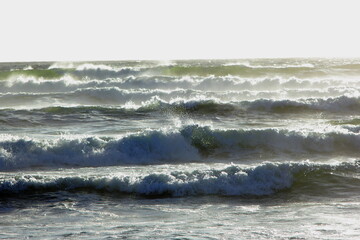olas de mar en el inicio de la puesta de sol, fuerza del mar