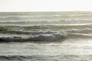 olas de mar en el inicio de la puesta de sol, fuerza del mar