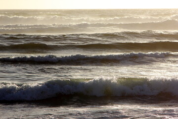 olas rompientes en la orilla de la playa