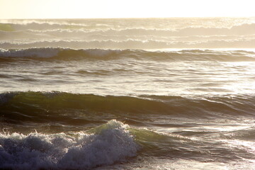olas rompientes en la orilla de la playa