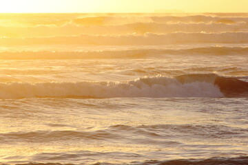 Fototapeta na wymiar olas del mar en la orilla de la playa