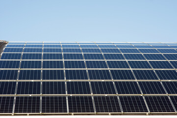 Large curved roof with solar panels for electric power generation