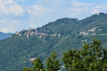 Panorama di Brunate da un punto panoramico a Como.