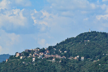 Panorama di Brunate da un punto panoramico a Como.