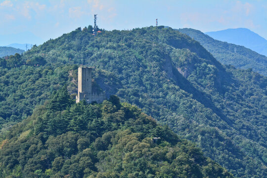 Il Castel Baradello da un punto panoramico sul Monte Goj a Como.