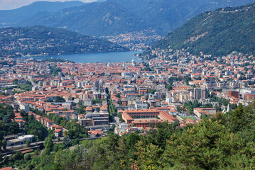 Fototapeta na wymiar Vista della città di Como da un punto panoramico.