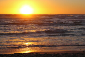 Fototapeta na wymiar puesta de sol en la playa