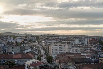 Fototapeta na wymiar Sonnenuntergang von oben, Zentrum von Kragujevac , Serbien