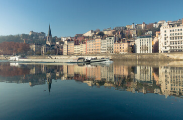 péniche de marchandises sur la Saône à Lyon