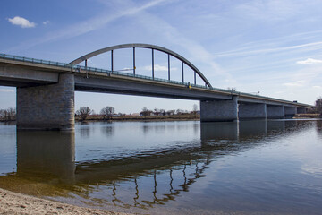 Obraz premium Donaubrücke in Deggendorf