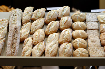panes en mostrador de panadería