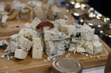trozos de queso azul artesanal en tabla de madera para aperitivos