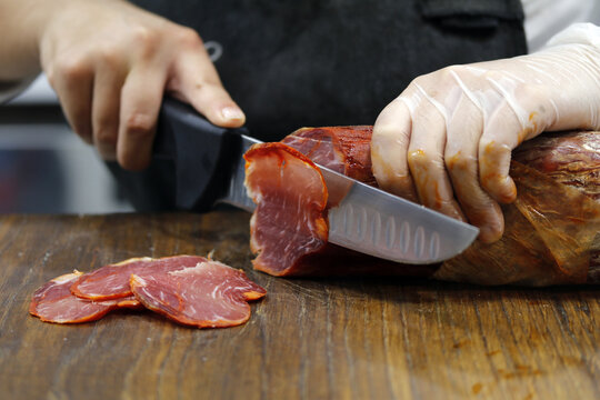 chef cortando lomo ibérico con cuchillo