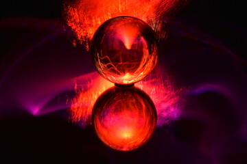 phantasyfotografie mit lensball und einem feuerwerk an bunten farben und fontänen