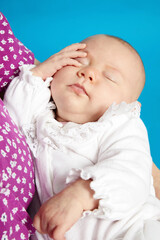 portrait d'un mignon bébé dans les bras de sa mère 