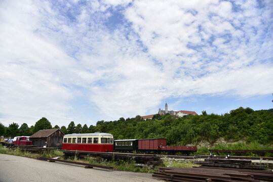 H&auml;rtsfeld Museumseisenbahn am Bahnhof Nerseheim mit Schwellen, R&auml;der, Lok, Puffer