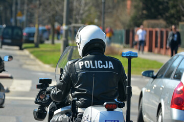Policjanci na motocyklu podczas kontroli ruchu drogowego w mieście na drogach. - obrazy, fototapety, plakaty