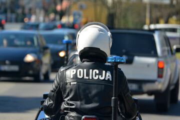 Policjanci na motocyklu podczas kontroli ruchu drogowego w mieście na drogach.