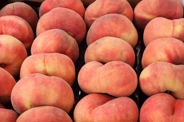 Fototapeta na wymiar Fresh organic flat peaches at the market