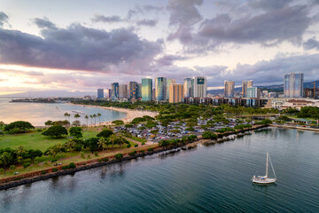 Ala Moana Beach Park and Magic Island, with Kakaako skyline of Honolulu  at sunset - obrazy, fototapety, plakaty