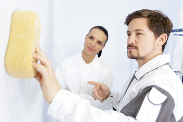 Obraz premium a worker is using a sponge
