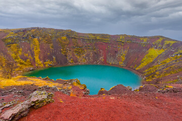 Vulkankrater Kerið ist ein malerischer See am Golden Circle in Island - Vulkan