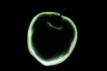 zielone jabłko na czarnym tle. tekstura tła na pulpit lub tapeta. czerń kontrastu dodaje tajemnic do obrazu. świeży owoc, dieta i fit. - obrazy, fototapety, plakaty