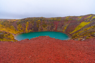 Vulkankrater Kerið ist ein malerischer See am Golden Circle in Island - Vulkan