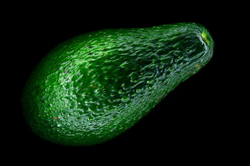 Fototapeta avokado na czarnym tle. to samo zdrowie leczy, obniża cholesterol, składnik diet, witaminy, uzdrawianie, potas. tekstura jako tło na pulpit. obraz