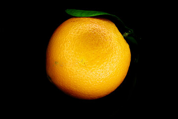 pomarańcz na czarnym tle. soczysty owoc na sok, same witaminy, dieta, fit, sport. witamina C w...