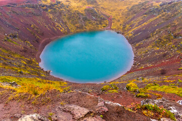 Vulkankrater Kerið ist ein malerischer See am Golden Circle in Island - Vulkan