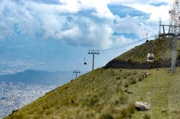 Paisaje urbano de Quito visto desde el volcán Pichincha con el teleférico de la ciudad llamado...