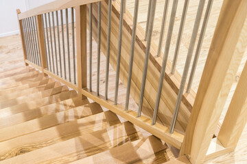 Holztreppe - Massivholz Treppenhaus mit Gel&auml;nder