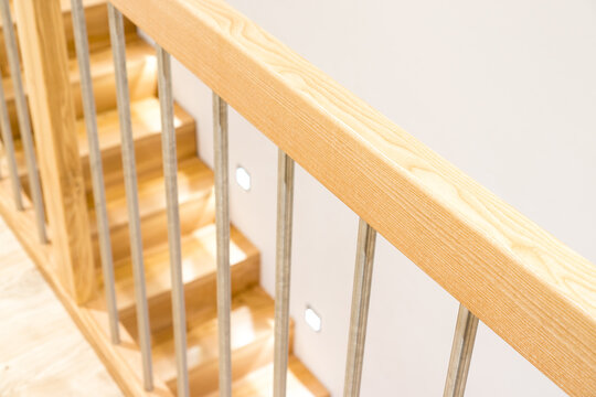 Holztreppe - Massivholz Treppenhaus mit Gel&auml;nder