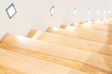 Holztreppe - Massivholz Treppenhaus mit Geländer