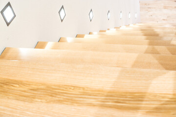 Holztreppe - Massivholz Treppenhaus mit Geländer