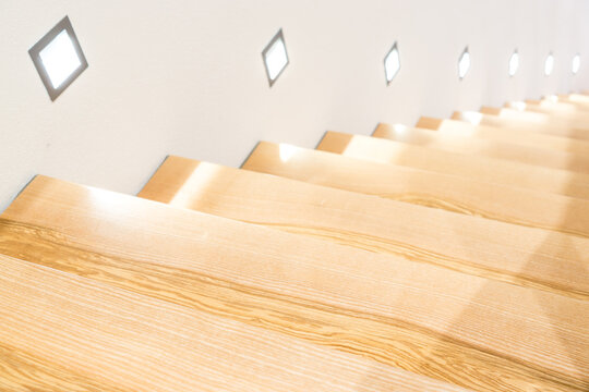 Holztreppe - Massivholz Treppenhaus mit Gel&auml;nder