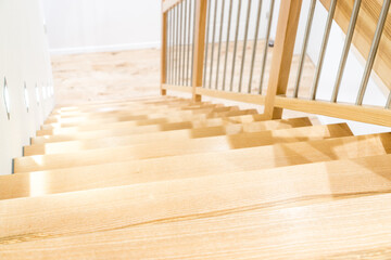 Holztreppe - Massivholz Treppenhaus mit Gel&auml;nder