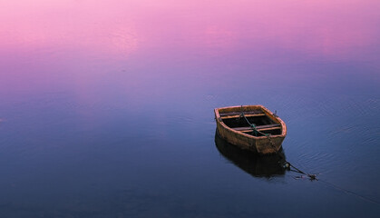 minimalist photo of a docked fishing boat, waiting for the tide to rise. San Vicente de la Barquera. Cantabria, Spain. - obrazy, fototapety, plakaty
