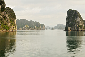 Fototapeta na wymiar Les nombreux îlots de la baie d’Halong, Vietnam