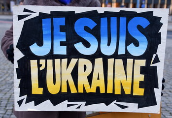 Schild auf einer  Demo gegen den Ukraine-Konflikt: 