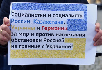 Schild auf einer  Demo gegen den Ukraine-Konflikt