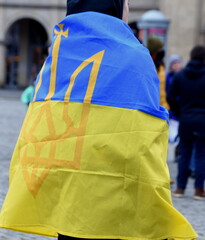 Demonstrant mit Ukrainefahne auf dem Rücken