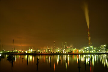 夜景写真、都市と工場と自然、スローシャッターで長秒露光撮影