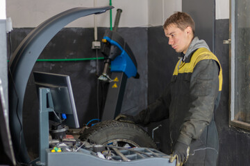 Car master mechanic vulcanizer repairing tire on auto vulcanizing machine